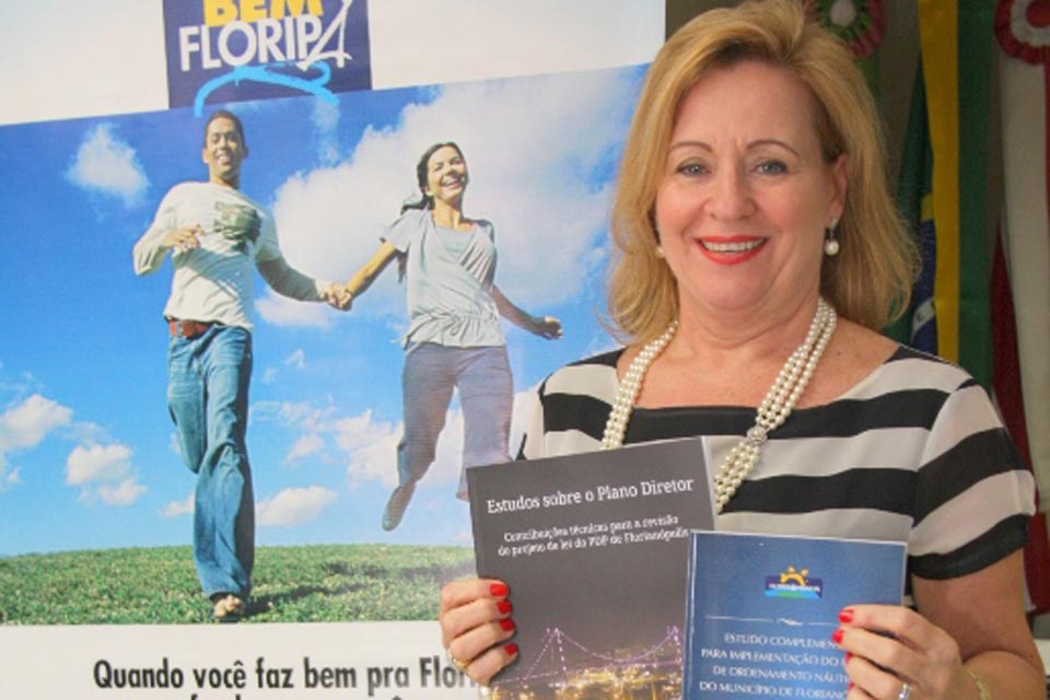 Zena Becker recebe Medalha Emílio Blum da ACIF