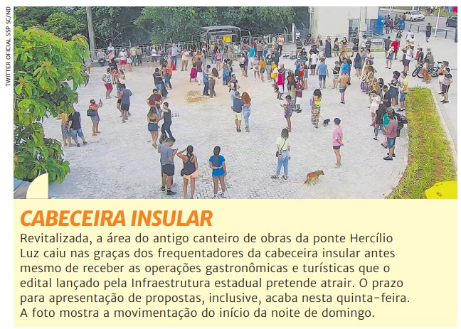 Na imagem várias pessoas transitando pela parte da cabeceira insular de florianópolis