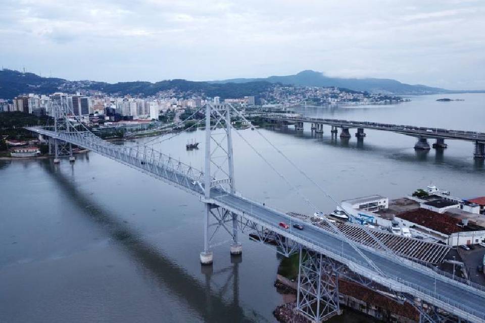 Na imagem duas pontes sobre o mar uma estaiada e outra em concreto