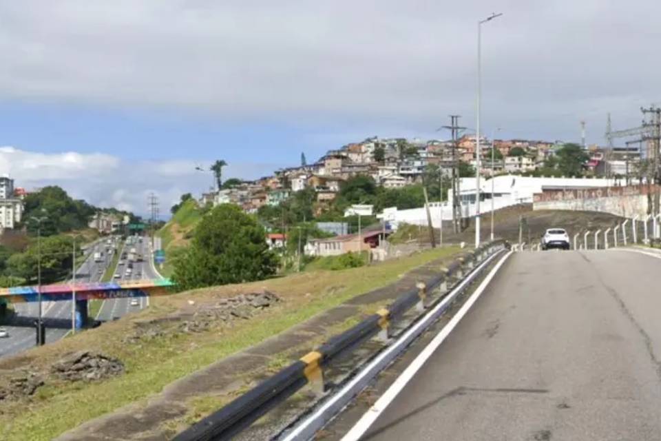 Foto colorida com várias habitações em um morro