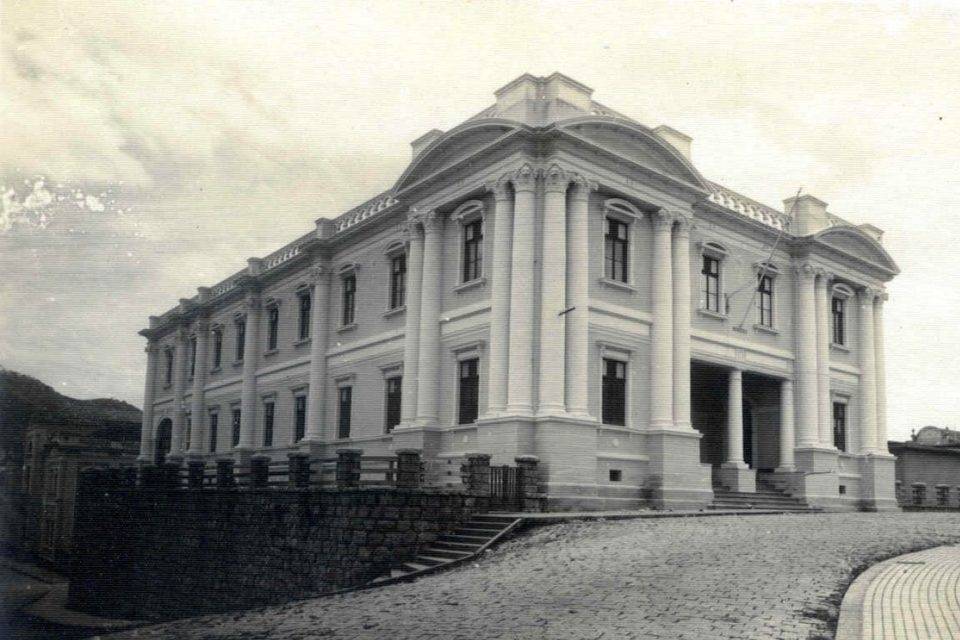 Foto em preto e branco de um edificação antiga