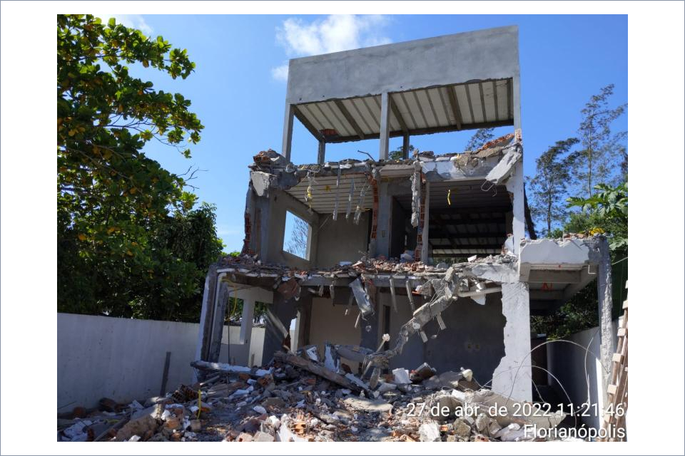 Foto colorida de uma construção parcialmente demolida