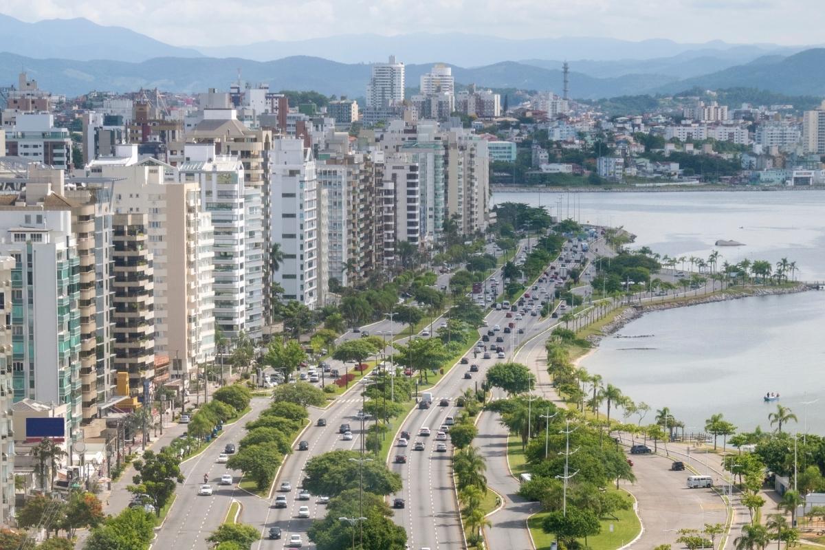 Foto colorida com vários edifícios em uma beira-mar