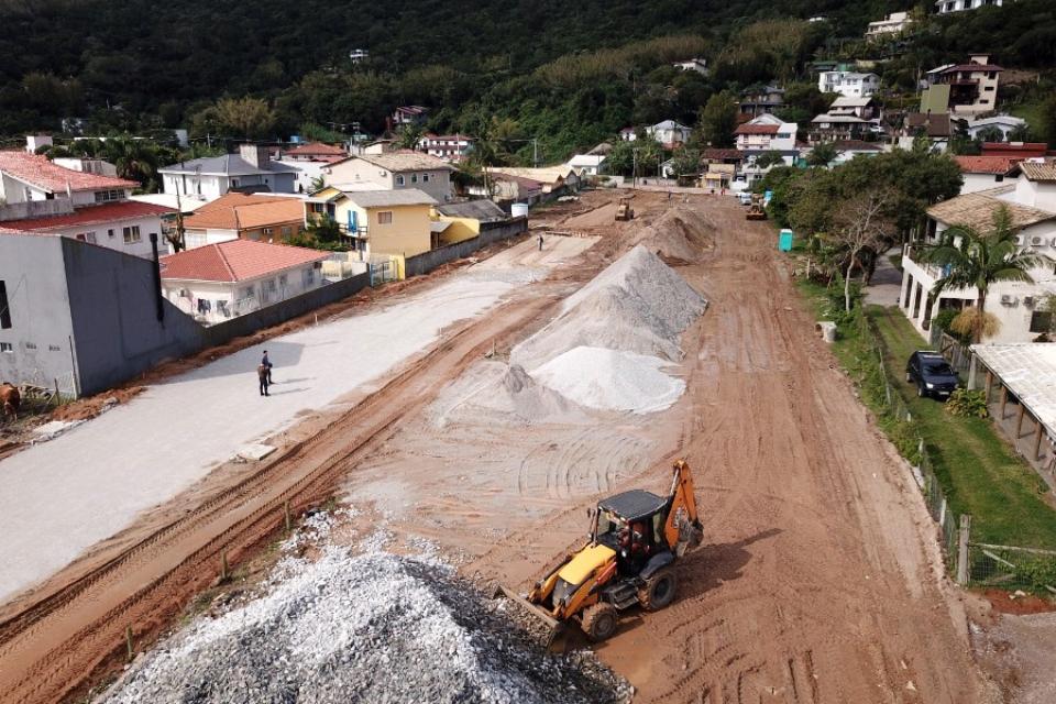 Paralela à Avenida das Rendeiras, ela terá paver nos seus aproximadamente 900 metros (Foto: PMF/ Divulgação)