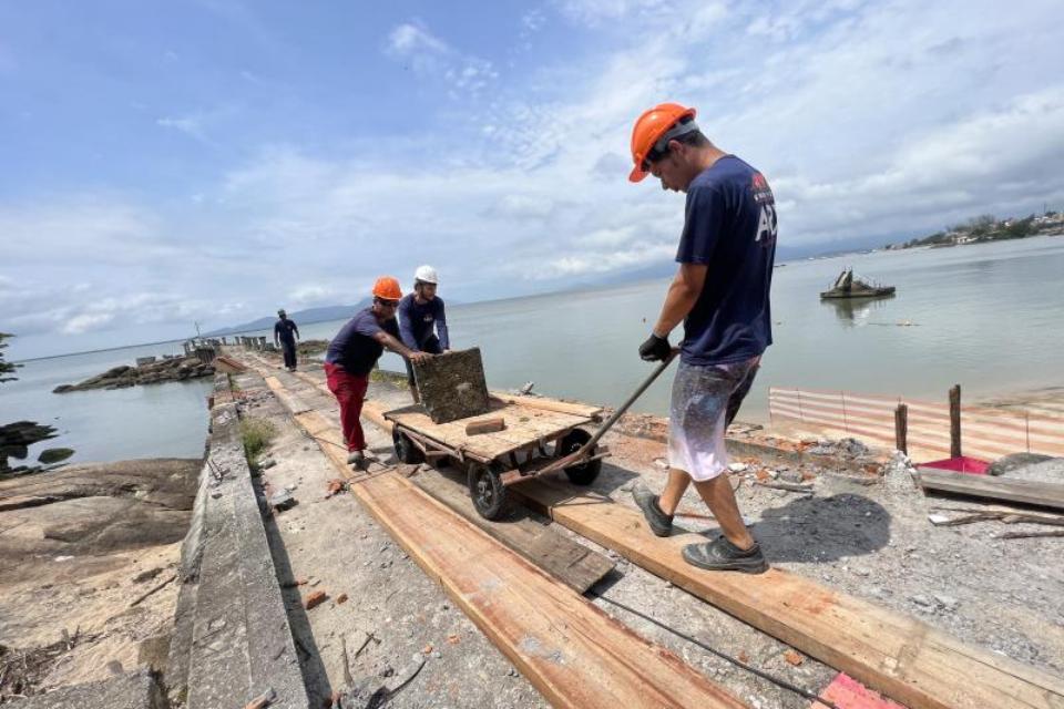 Prefeitura inicia reconstrução do trapiche da praia da Saudade