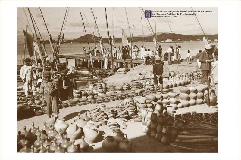 Imagem antiga do comércio de louças que acontecia no Mercado Público de Florianópolis