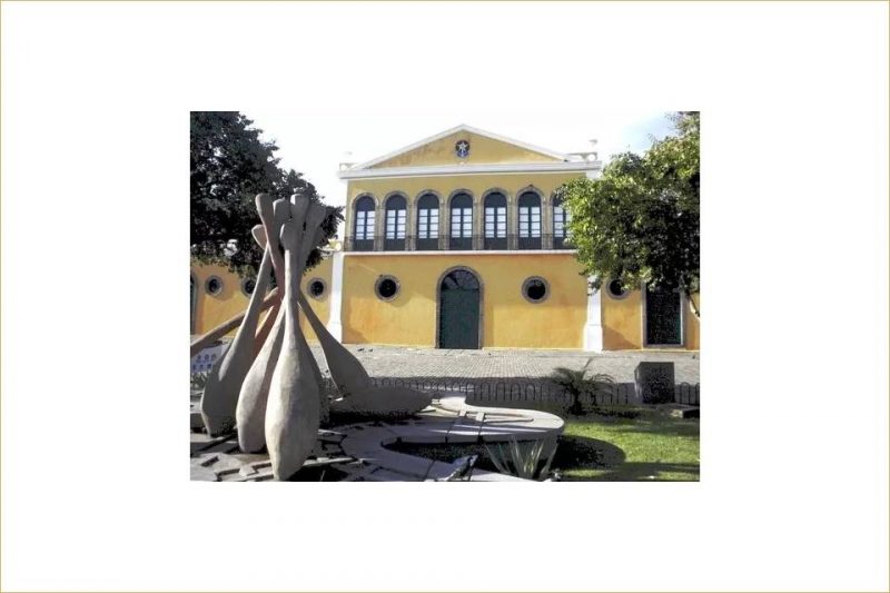 Na imagem um monumento que mostra os bilros usados pelas rendeiras de Florianópolis