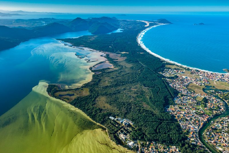 Foto colorida da ilha de Santa Catarina com vegetação abundante. praias e dunas