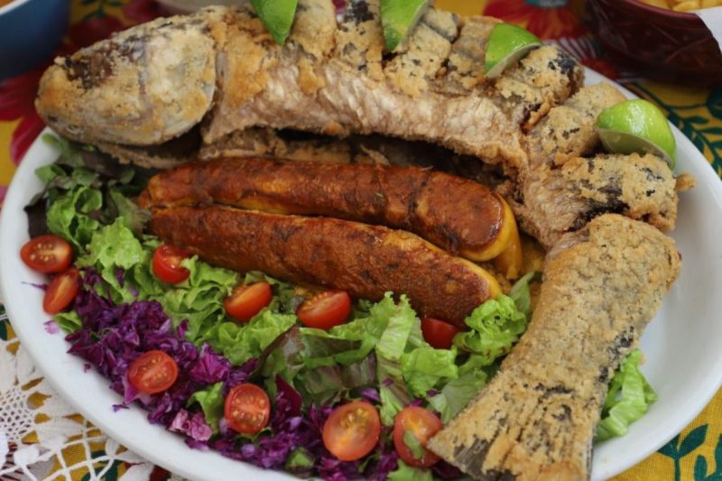 Foto colorida de um prato com peixe e ovas