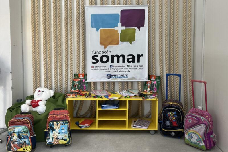 Volta às aulas: Fundação Somar entrega mais de mil kits escolares para estudantes em situação de vulnerabilidade social da Capital