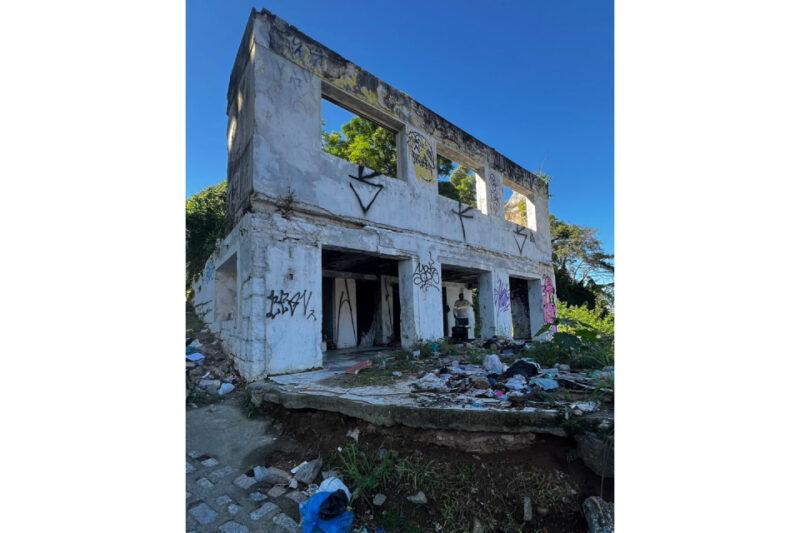 VÍDEO: Situação ‘calamitosa’ de imóvel à Beira-Mar Norte faz MPSC requerer demolição