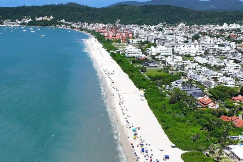Projeto “Dazum Banho” faz ação de limpeza na praia de Jurerê, em Florianópolis