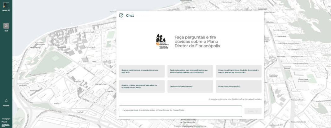 A imagem mostra a interface de um chatbot sobre o Plano Diretor de Florianópolis. No centro, há uma janela de chat com perguntas frequentes e um campo para digitar dúvidas. O fundo é um mapa da cidade, e no lado esquerdo há um menu vertical com opções de navegação.