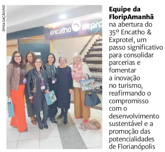 A imagem mostra a equipe da FloripAmanhã na abertura do 35º Encatho & Exprotel. Seis mulheres estão posando para a foto em um ambiente interno, com uma placa ao fundo indicando o evento. Elas estão sorrindo e seguram bolsas e sacolas, simbolizando a participação no evento. O texto ao lado da imagem destaca a importância do evento para consolidar parcerias e fomentar a inovação no turismo, reafirmando o compromisso com o desenvolvimento sustentável e a promoção das potencialidades de Florianópolis.