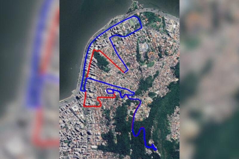 Mapa aéreo da cidade de Florianópolis destacando duas rotas. Uma rota em azul, que começa na região central à beira-mar, passa por áreas urbanas e termina em uma área verde mais ao sul. A outra rota, em vermelho, também se inicia próximo à beira-mar, seguindo por outra direção através de áreas urbanas, cruzando a rota azul em alguns pontos e também terminando em uma área verde.