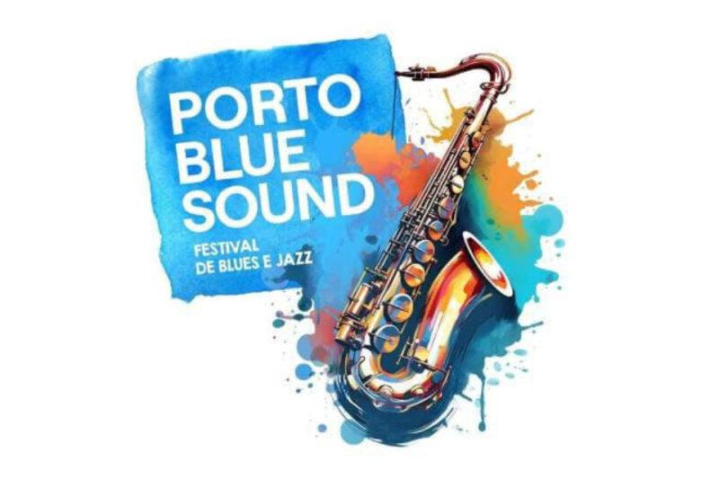 A imagem apresenta o cartaz do "Porto Blue Sound", um festival de blues e jazz. À direita, destaca-se um saxofone colorido em tons de laranja, dourado e azul, com respingos artísticos de tinta azul, laranja e amarelo ao redor, transmitindo movimento e energia. À esquerda do saxofone, o fundo é preenchido por uma mancha aquarela azul vibrante, onde está escrito em letras brancas maiúsculas "PORTO BLUE SOUND" e abaixo, em letras menores, "FESTIVAL DE BLUES E JAZZ". A tipografia clara e moderna complementa o estilo artístico do cartaz, que, com suas cores vivas e desenho detalhado do saxofone, evoca uma atmosfera animada e criativa, refletindo música, arte e celebração.