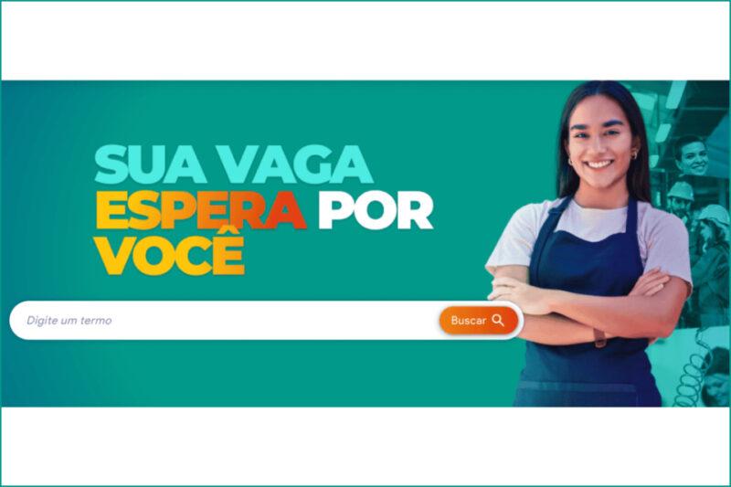 "Banner promocional com fundo verde-azulado e texto 'SUA VAGA ESPERA POR VOCÊ' em letras grandes e coloridas. À direita, uma mulher sorridente com os braços cruzados, usando um avental azul e camiseta branca. Abaixo, uma barra de busca com a frase 'Digite um termo' e um botão laranja escrito 'Buscar' com ícone de lupa."