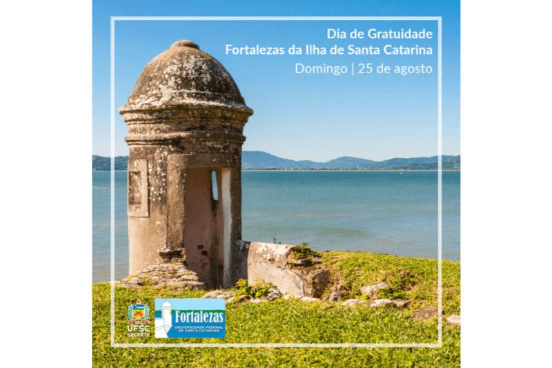 "Imagem de uma antiga guarita de pedra localizada em uma fortaleza à beira-mar, com vista para o oceano e montanhas ao fundo. O céu está claro e azul, e a vegetação verde circunda a estrutura histórica. No canto superior direito da imagem, há um texto que diz: 'Dia de Gratuidade - Fortalezas da Ilha de Santa Catarina - Domingo | 25 de agosto'. No canto inferior esquerdo, aparecem os logotipos da UFSC e do projeto Fortalezas da UFSC."