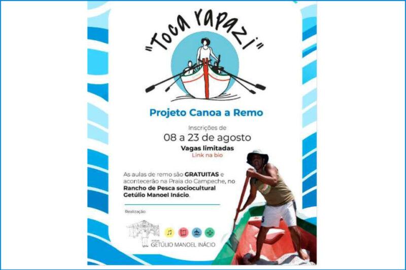 Cartaz do projeto "Toca Rapazi", com o título "Projeto Canoa a Remo" em destaque. O cartaz é dividido em duas seções: a superior apresenta um desenho de uma canoa a remo, com uma figura no centro remando, envolta por um círculo azul. Abaixo do desenho, há informações sobre as inscrições, que vão de 08 a 23 de agosto, com vagas limitadas e um aviso de "Link na bio". Na parte inferior direita, uma foto mostra um homem de chapéu, remando em uma canoa colorida na praia. Ele usa uma camiseta verde e shorts brancos. No rodapé do cartaz, está o nome do realizador, "Rancho de Pesca Sociocultural Getúlio Manoel Inácio", acompanhado de ícones de redes sociais e o logotipo do instituto.