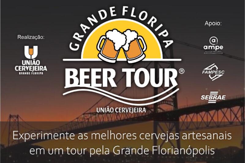 Banner promocional do evento "Grande Floripa Beer Tour", organizado pela União Cervejeira Grande Floripa, com apoio de AMPE, FAMPESC e SEBRAE. No centro, destaca-se o logotipo do evento com duas canecas de cerveja brindando sobre um fundo amarelo. Ao fundo, uma imagem da Ponte Hercílio Luz, ao entardecer, com o céu alaranjado. Na parte inferior, lê-se a frase: "Experimente as melhores cervejas artesanais em um tour pela Grande Florianópolis".