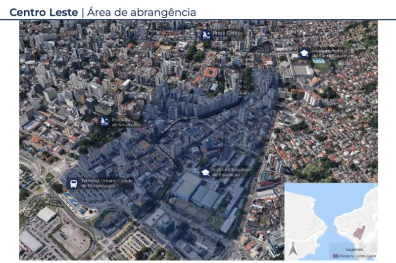 Mapa aéreo mostrando a área de abrangência do "Centro Leste" em Florianópolis, com destaque para pontos de referência e um polígono delimitando a região central. Locais destacados incluem a Praça XV de Novembro, a Praça Getúlio Vargas, o Instituto Estadual de Educação, o Instituto Federal de Santa Catarina e o Terminal Urbano Cidade de Florianópolis. O mapa é sobreposto por marcadores azuis com ícones ilustrativos para cada local. No canto inferior direito, há uma legenda indicando a área destacada em roxo no mapa geral da cidade.