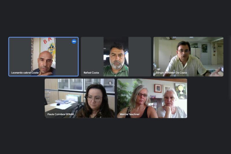 Captura de tela de uma reunião virtual com cinco participantes em vídeos e um com câmera desligada.