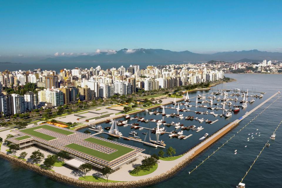 Projeto arquitetônico digital de uma marina com píer e barcos atracados na Beira-Mar Norte, em Florianópolis; ao fundo, vista panorâmica da cidade e da serra sob céu azul.