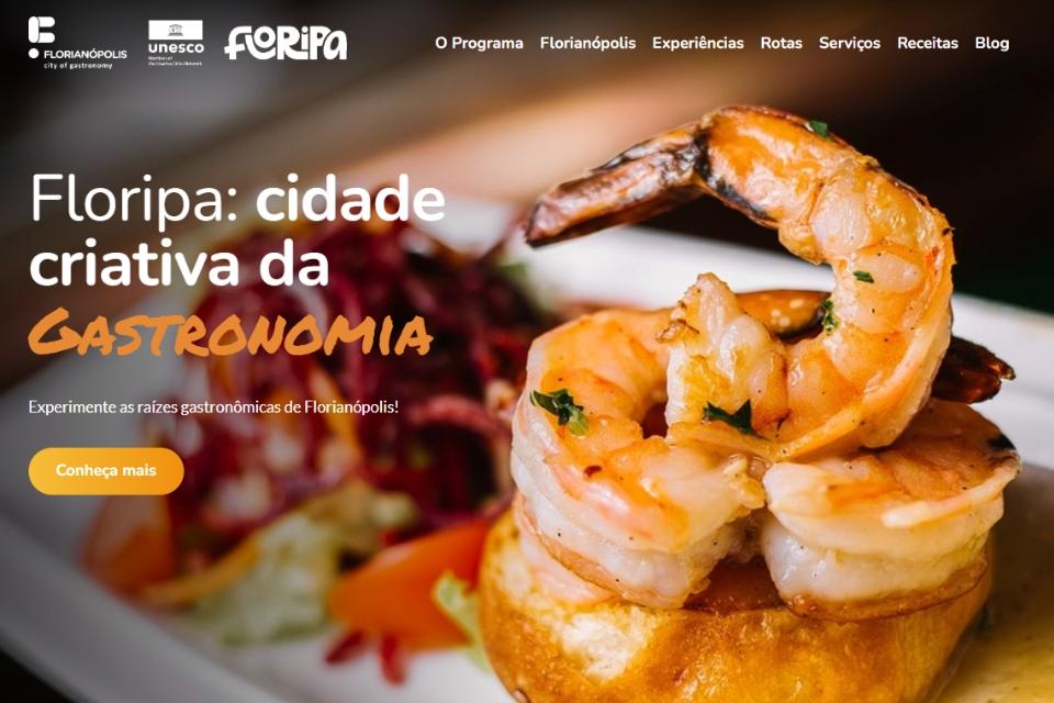 Fotografia de camarões grelhados sobre pão com salada ao fundo em banner de Floripa, cidade criativa da gastronomia.