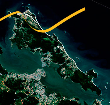 Imagem aérea de satélite da Ilha de Santa Catarina, com destaque para a região costeira.