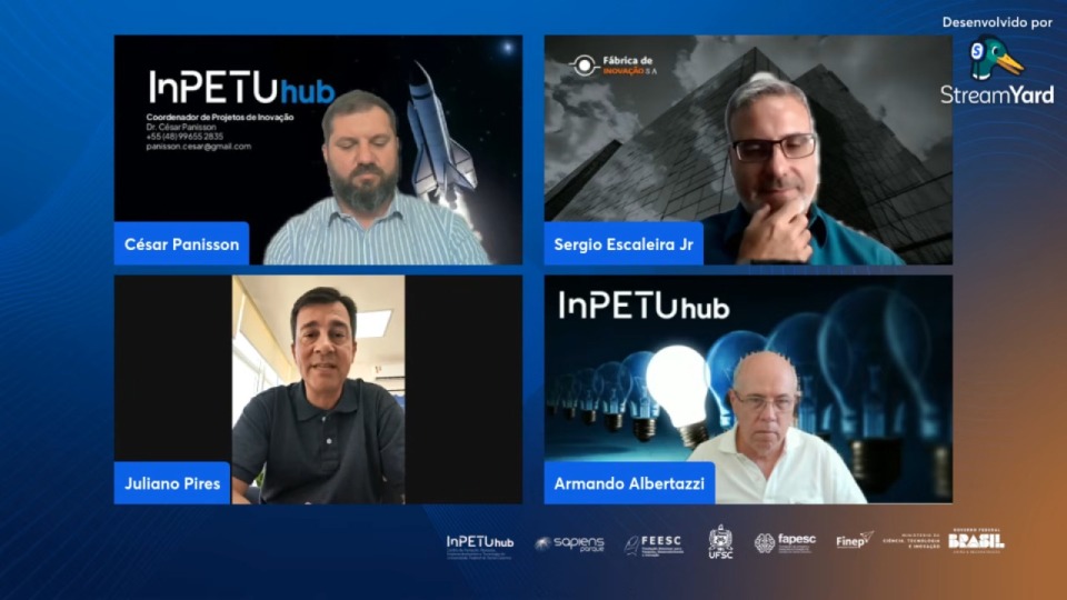 Captura de tela de videoconferência com quatro homens em janelas separadas, identificados como César Panisson, Sergio Escaleira Junior, Juliano Pires e Armando Albertazzi, com fundos institucionais do InPETU hub.