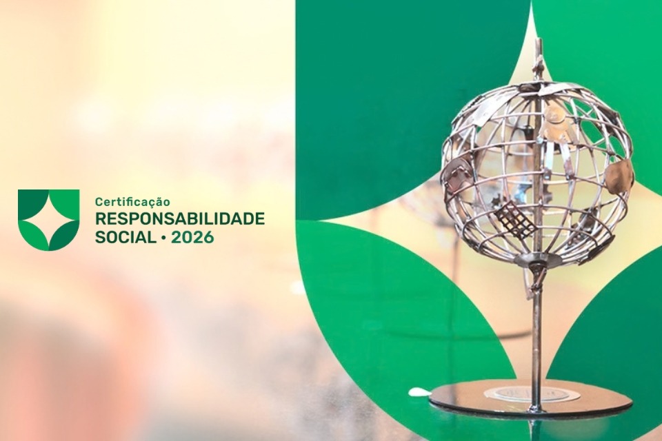 Arte institucional em tons de verde e bege com o texto “Certificação Responsabilidade Social • dois mil e vinte e seis” e, à direita, troféu metálico em formato de globo.